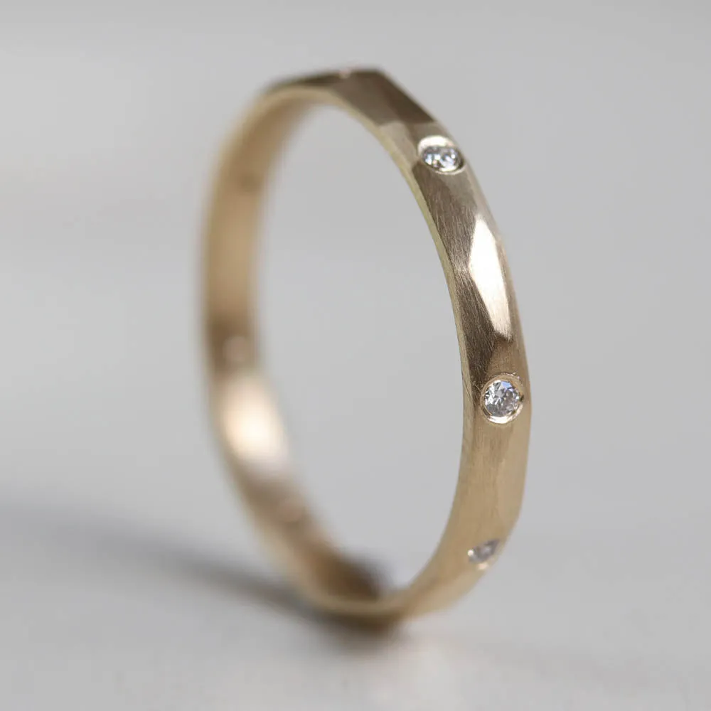 Flush-Set Smooth Faceted Band