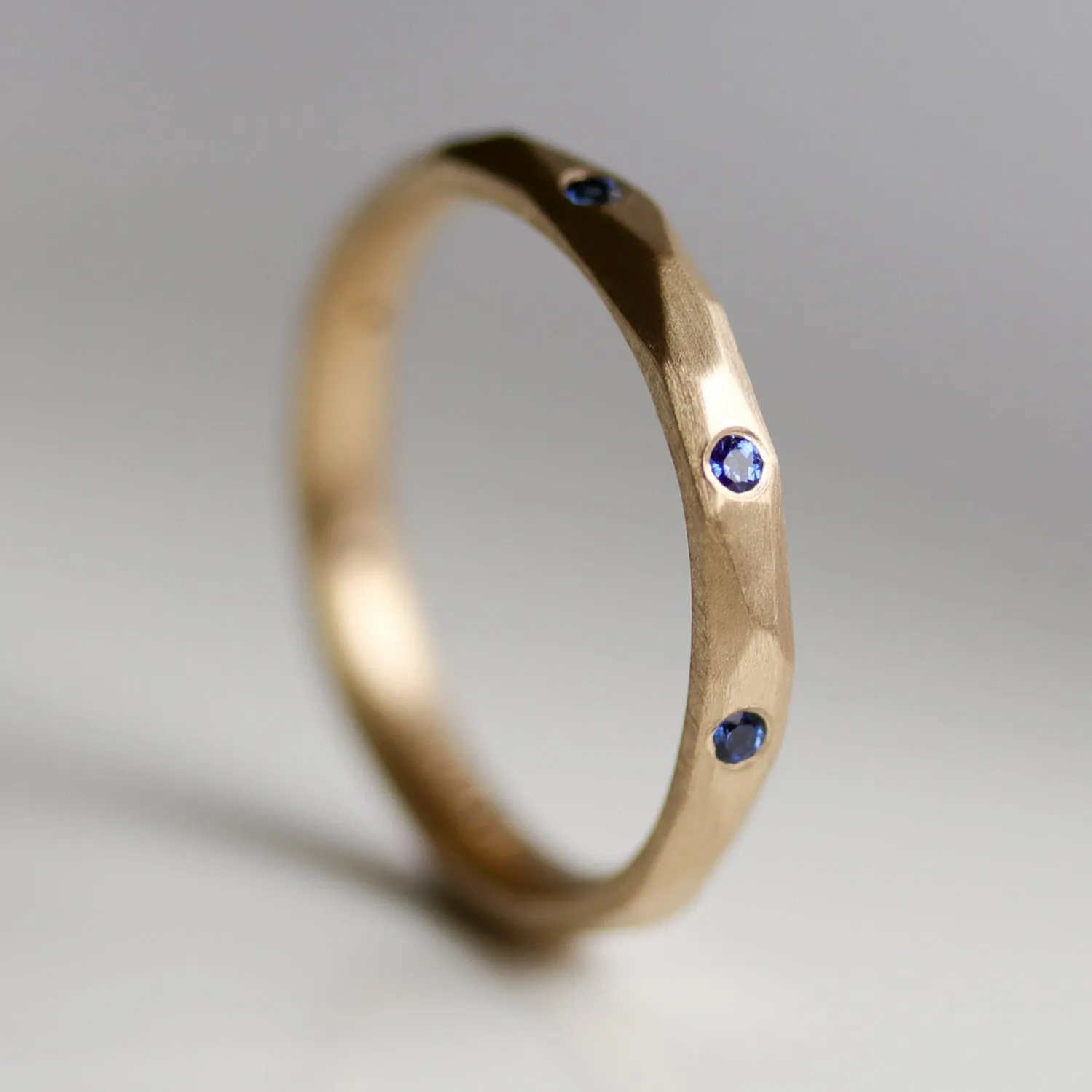 Flush-Set Smooth Faceted Band