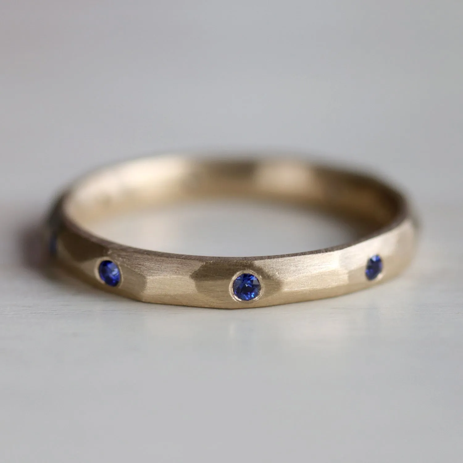 Flush-Set Smooth Faceted Band