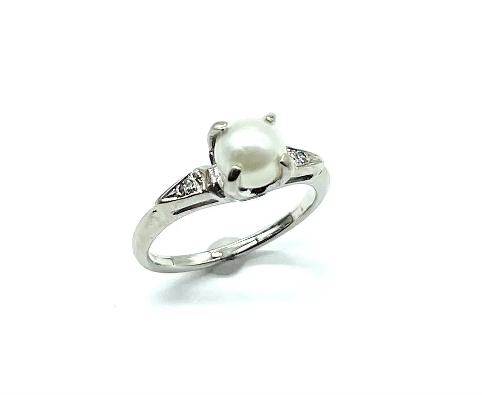 Pearl Ring with Diamonds