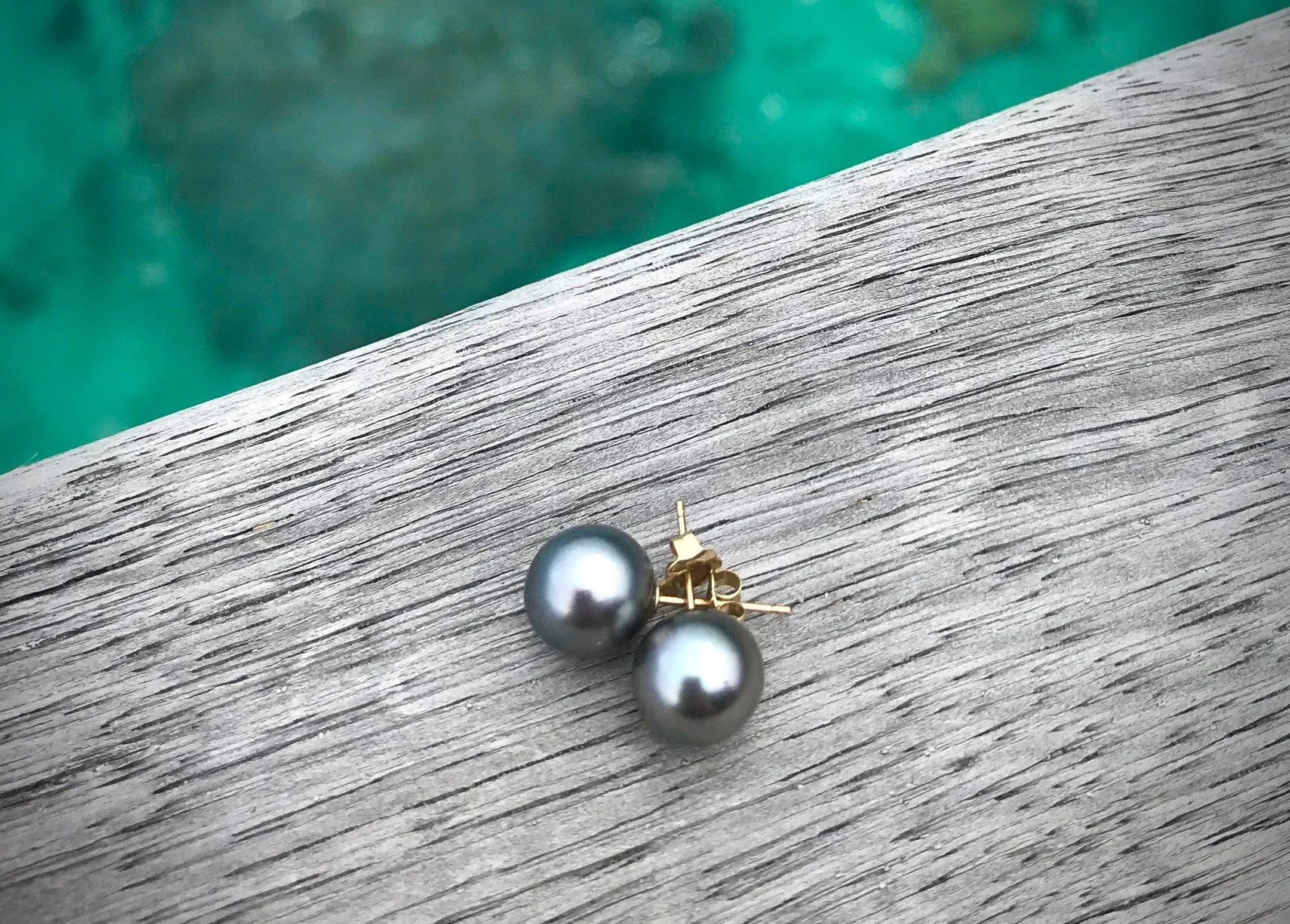 Tahitian Pearl 18kt Stud Earrings